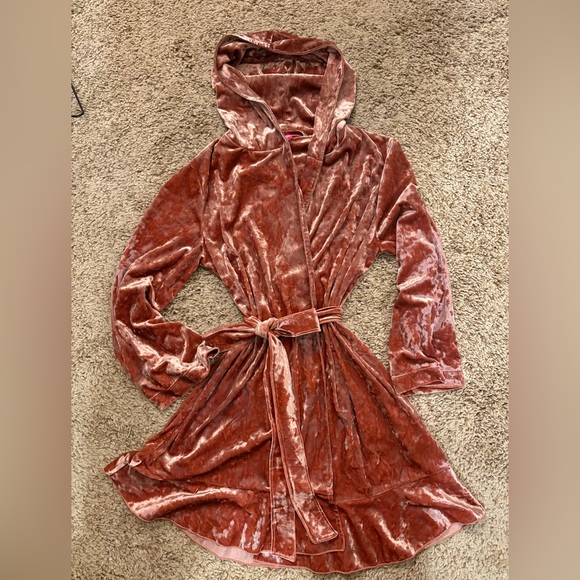 Betsey Johnson Velvet Velour Hooded Ruffle Pink Robe Size M/L - Picture 2 of 4